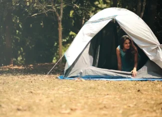 10 farse de camping care aduc multă distracție în aer liber