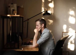 10 moduri de a rămâne concentrat pe visele tale când ai facturi