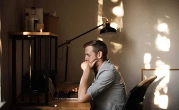 10 moduri de a rămâne concentrat pe visele tale când ai facturi