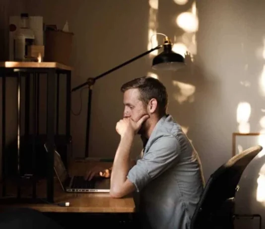 10 moduri de a rămâne concentrat pe visele tale când ai facturi
