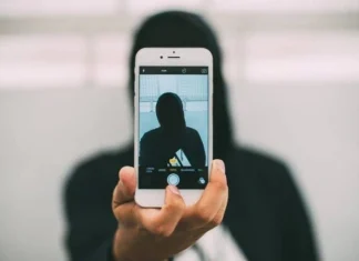 4 moduri în care telefonul tău mobil te-ar putea face urat