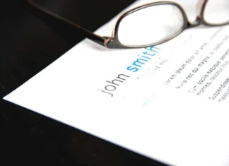 5 întrebări de pus înainte de a utiliza un generator de CV-uri