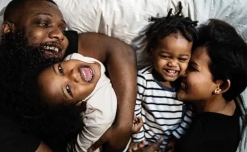 7 moduri de a-ți trata familia și prietenii cu mai multă iubire necondiționată