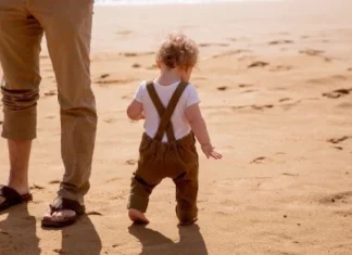 9 obiecte inutile pentru cresterea copiilor: de la premergator la tricou