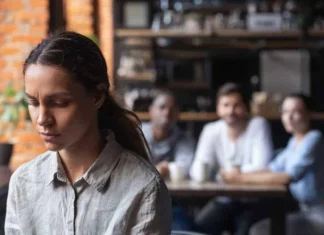 90 de citate introvertite despre supraviețuirea într-o lume extrovertită