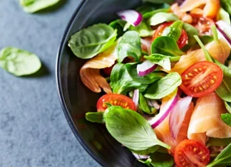 A mânca o salată în fiecare zi are multe beneficii care schimbă viața