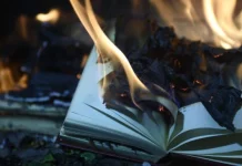 Cele mai controversate 10 cărți care au fost interzise în India