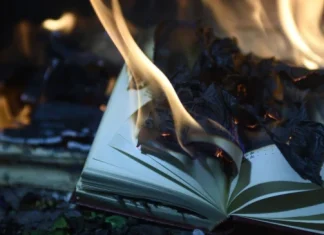 Cele mai controversate 10 cărți care au fost interzise în India