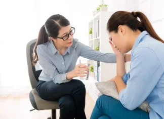 Cum să calmezi pe cineva cu vocea și prezența ta