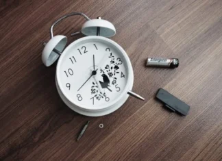 Cum să nu mai folosiți ceasul cu alarmă și să vă treziți mai devreme