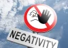 Cum să oprești gândurile negative automate când ești singur