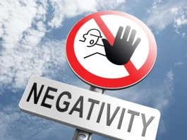 Cum să oprești gândurile negative automate când ești singur