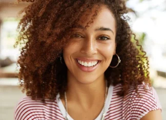 Cum un zâmbet atent îți îmbunătățește fericirea și sănătatea
