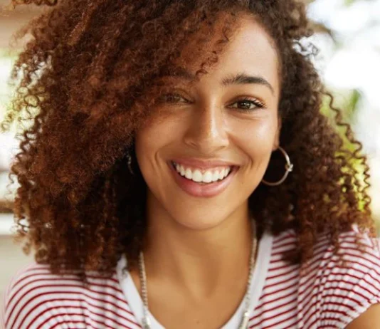 Cum un zâmbet atent îți îmbunătățește fericirea și sănătatea