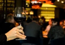 Cum vă poate răni gândirea băutul în vacanță