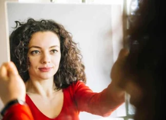 Este stima de sine scăzută motivul pentru care te-ai văzut diferit?