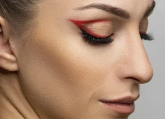 Eyeliner colorat: trendul verii