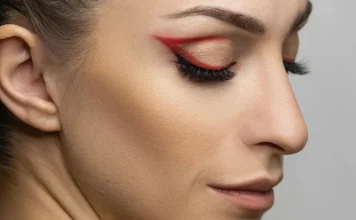 Eyeliner colorat: trendul verii