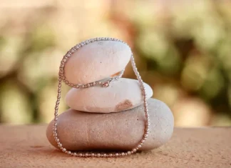 Istoria colierului de dama si cum sa-l alegi pe cel de aur