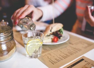 Top 10 beneficii incredibile ale apei cu lămâie