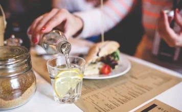 Top 10 beneficii incredibile ale apei cu lămâie