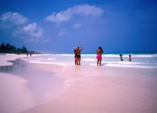 Top 10 minunate plaje roz din lume
