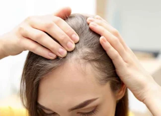 Top 10 sfaturi pentru a reduce căderea părului și a crește părul în mod natural