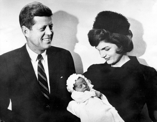 Presedintele Kennedy si sotia sa, Jackie, dupa botezul fiului lor John Fitzgerald Kennedy Jr in 1960. (© Keystone Pictures USA/Alamy)