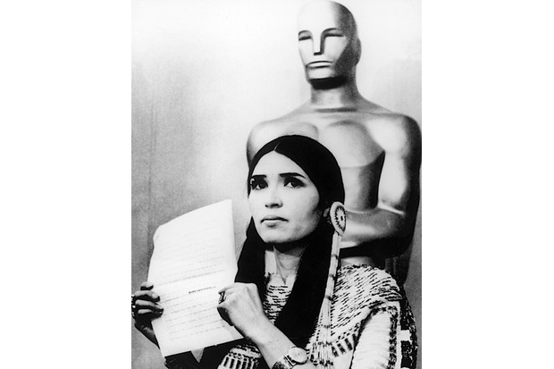 Sacheen Littlefeather detine o declaratie scrisa a actorului Marlon Brando prin care ii refuza premiul pentru cel mai bun actor, pe scena de la Premiile Academiei, 1973. (Hulton Archive/Getty Images)