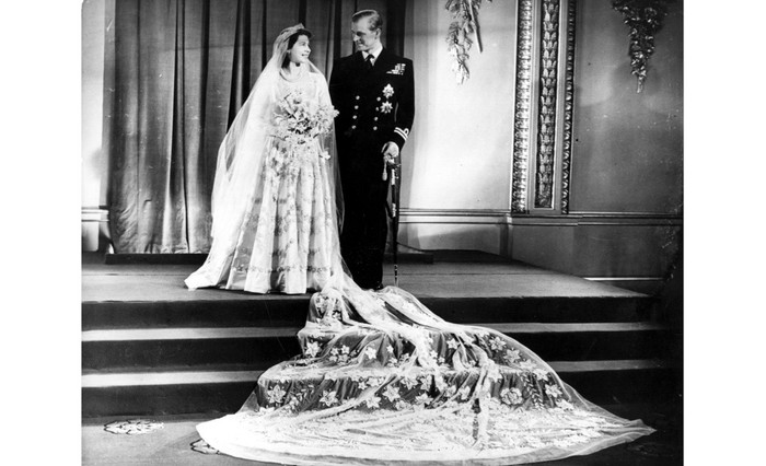 Viitoarea Regina Elisabeta a II-a si sotul ei, Printul Philip, Duce de Edinburgh, la Palatul Buckingham dupa nunta lor, 20 noiembrie 1947. (Fotografia de Hulton Archive/Getty Images)