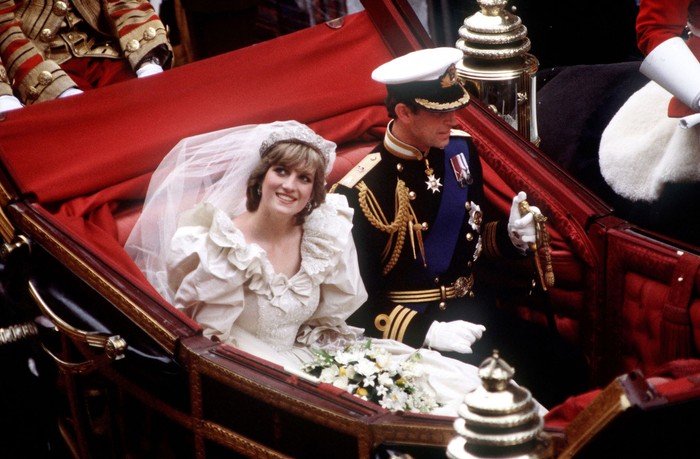 Printesa Diana si Printul Charles calatoresc intr-o masina cu capul deschis dupa nunta lor.