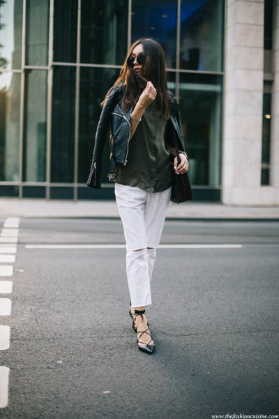 geaca moto din piele neagra cu blugi albi taiati