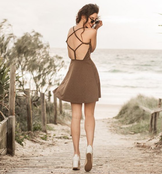 rochie mini maro, cu spatele deschis si evazat, cu tocuri albe cu platforma