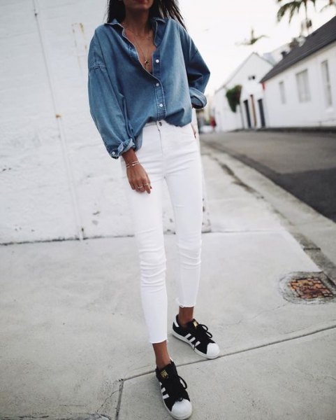 camasa albastra din chambray cu blugi skinny albi
