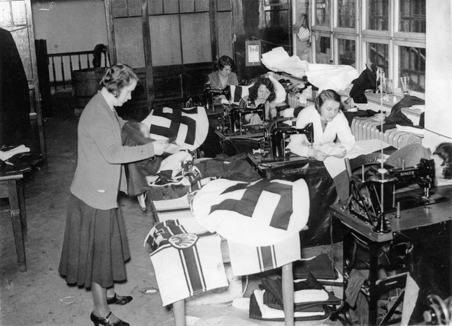 Femeile lucreaza la o fabrica din Germania nazista