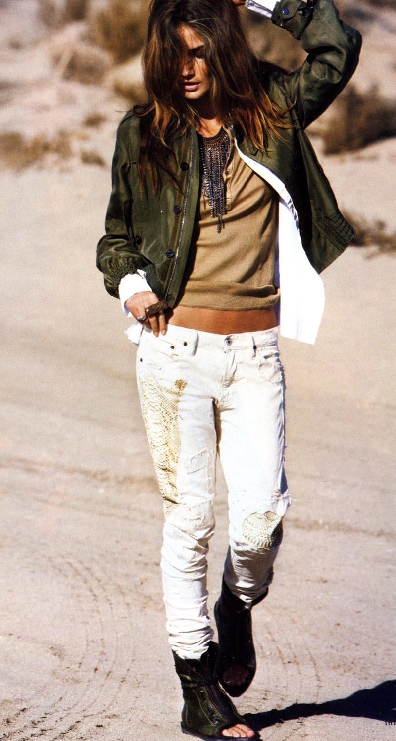 Fete in rochii militare