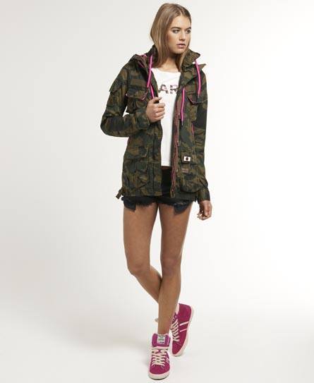 Fete elegante din armata