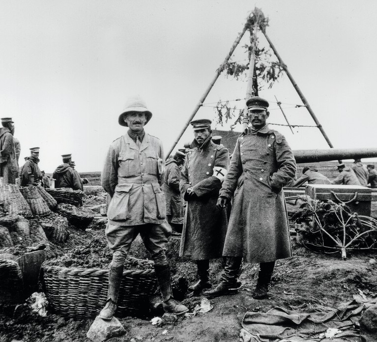 Un ofiter britanic sta alaturi de doi dintre omologii sai japonezi in 1914 la Tsingtao (acum Qingdao).  Trupele japoneze au jucat un rol cheie in capturarea acelei concesiuni strategice germane din nord-estul Chinei.  (Fotografie de Getty Images)