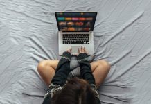 Filme porno gratuite vs. plătite: merită să plătești pentru conținut premium?