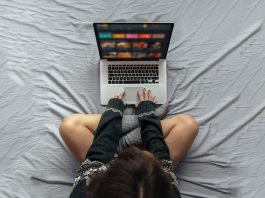 Filme porno gratuite vs. plătite: merită să plătești pentru conținut premium?