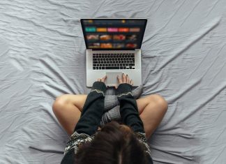 Filme porno gratuite vs. plătite: merită să plătești pentru conținut premium?